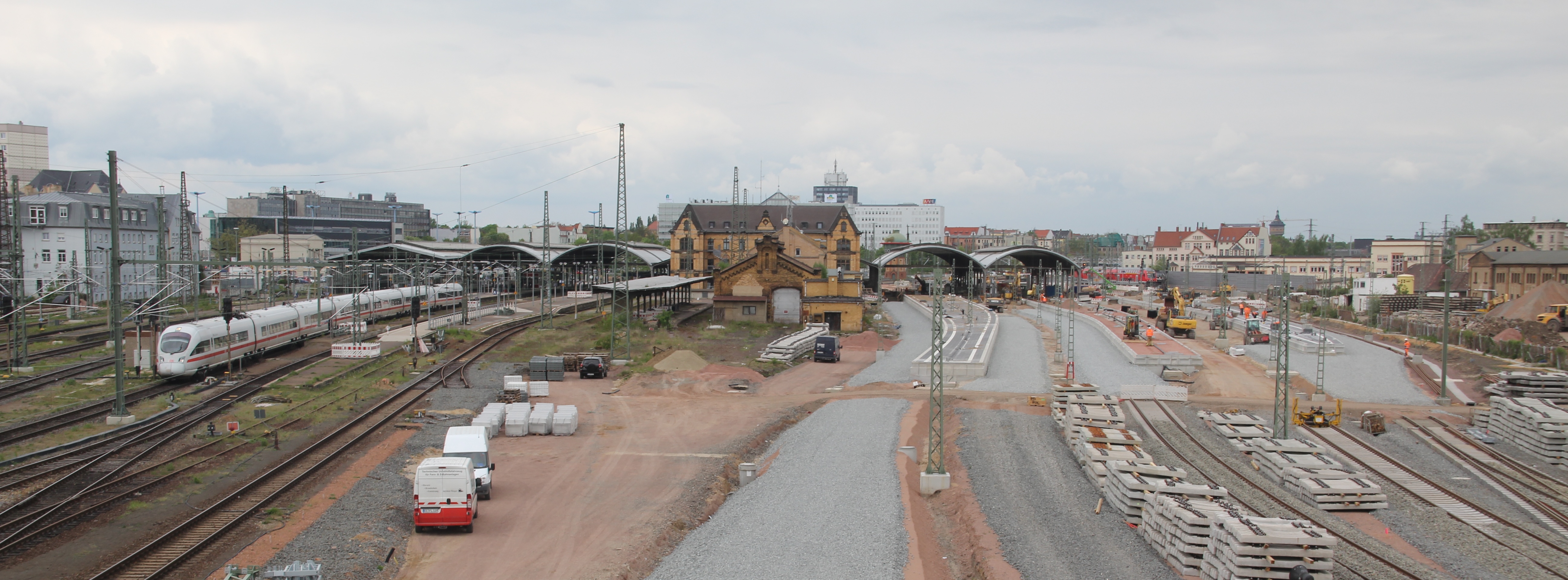 VDE 8. Knoten Halle. Bahnhof. Rechts die Osthalle. Neue Bahnsteige