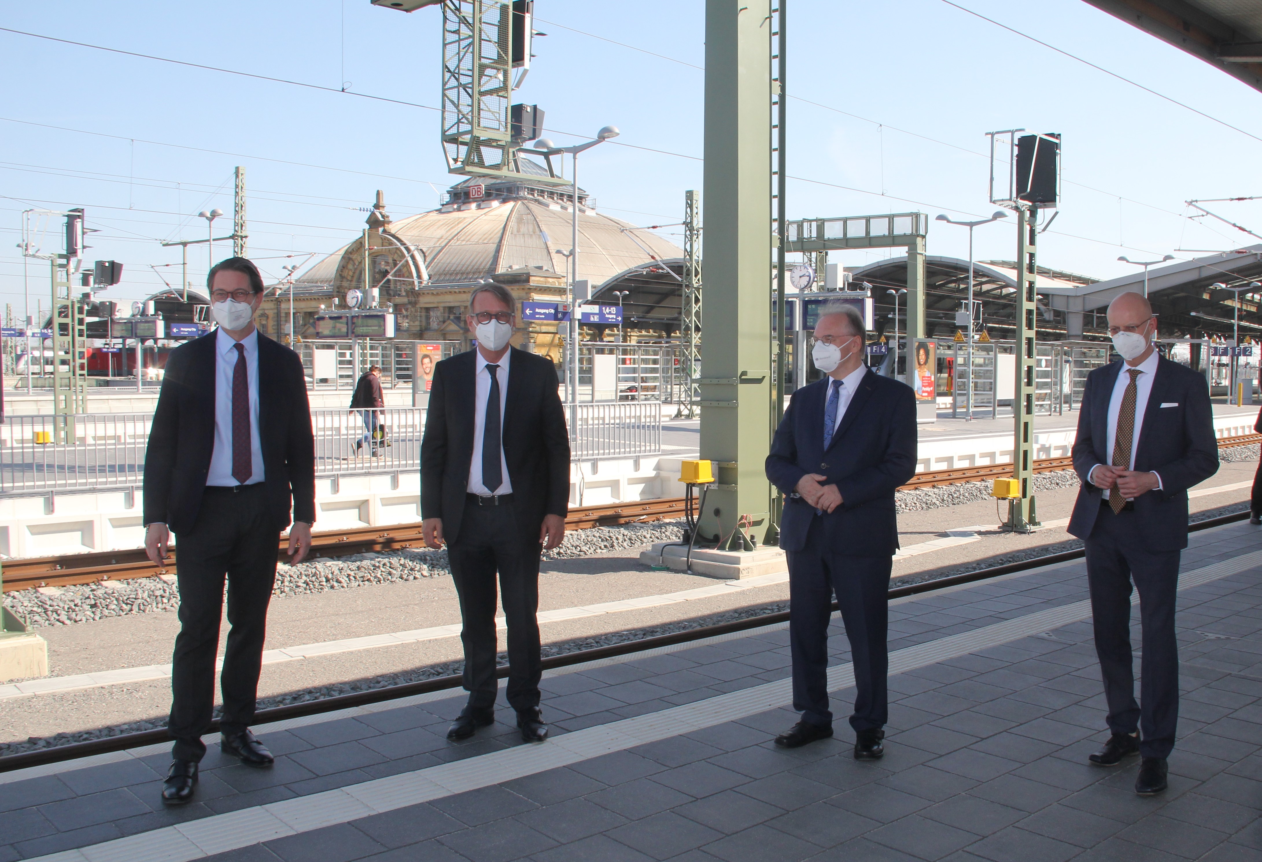 V.l.n.r.: Andreas Scheuer, Ronald Pofalla, Reiner Haseloff und Bernd Wiegand im Bahnknoten Halle(Saale) mit Corona-Abstand